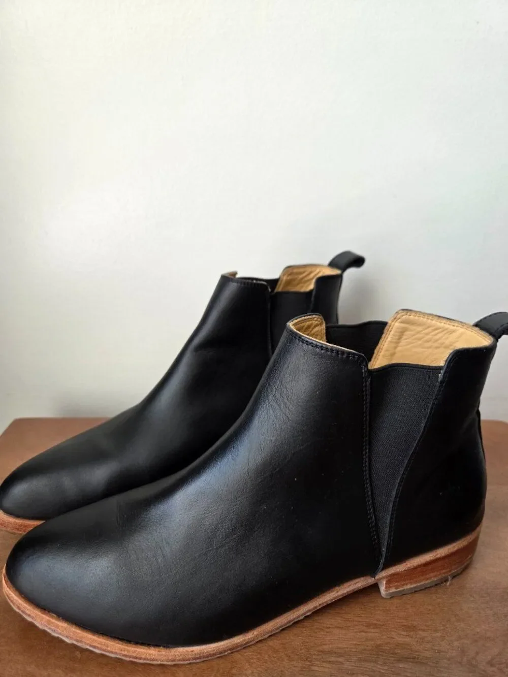 LIKE NEW NISOLO BLACK GENUINE LEATHER EVA EVERYDAY CHELSEA BOOTS SIZE 9.5 WOMENS